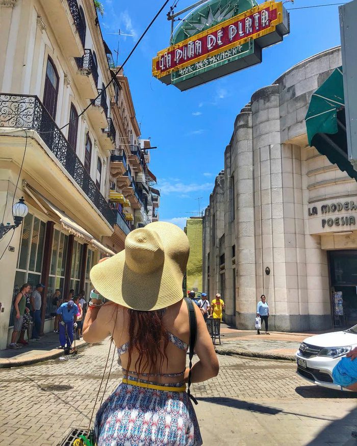 Dạo bước trên đường Bishop ở phố cổ Havana Cuba