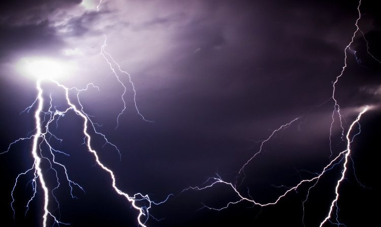 Sét là sự di chuyển của các ion nhưng hình ảnh của sét là do dòng plasma phát sáng tạo ra.
