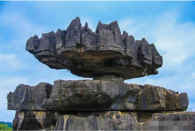 Tảng đá nặng hàng chục tấn chênh vênh trên 1 tảng đá nhỏ xíu ở Trùng Khánh.