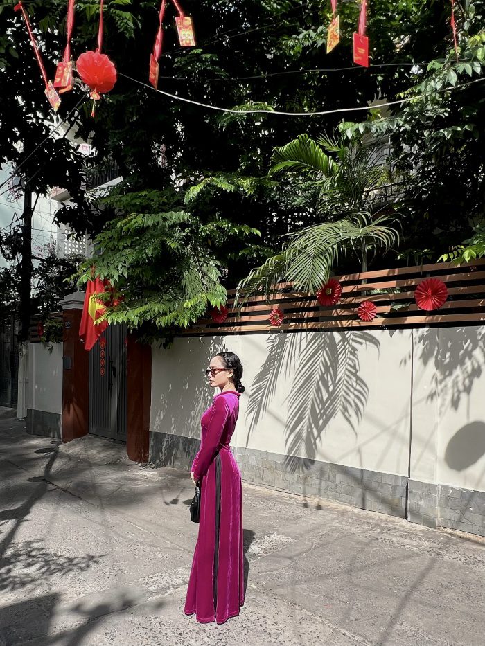 Trong trang phục áo dài nhung, một chất liệu vốn đòi hỏi sự sang trọng và thần thái cao sang nhưng Tú Hồ đã thể hiện một cách hoàn hảo nét đẹp của người phụ nữ Việt Nam đương đại: Vừa mềm mại, uyển chuyển nhưng cũng rất quyết đoán, mạnh mẽ.