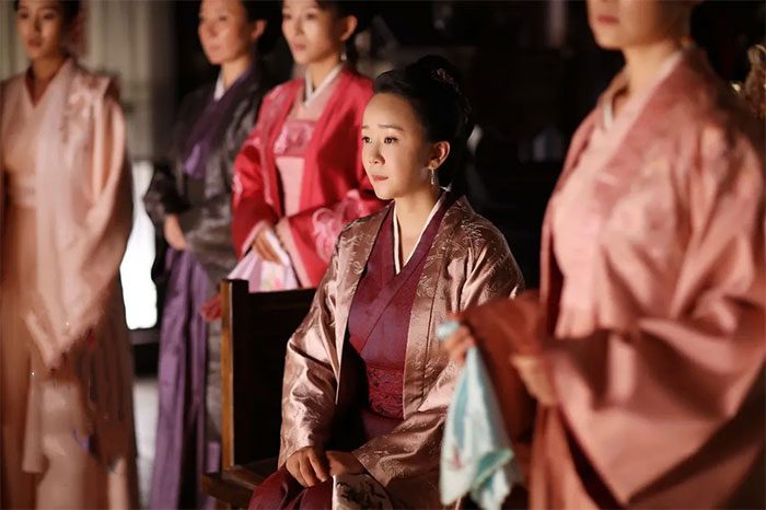 Vợ lẽ phải dè chừng chính thất, đương nhiên không có tiếng nói và địa vị trong nhà.