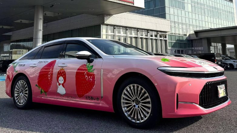 Toyota ra mắt mẫu sedan màu hồng độc lạ: “Siêu phẩm” ngọt ngào lấy cảm hứng từ trái dâu tây