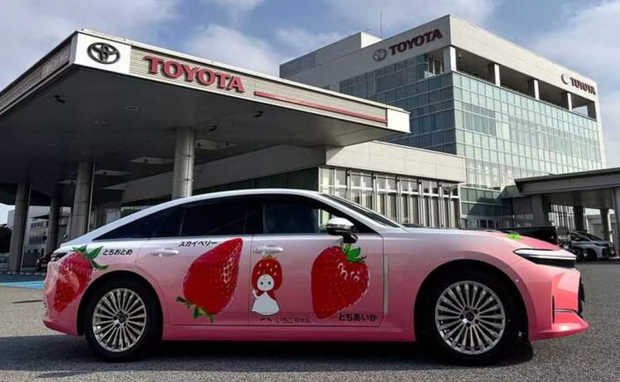 Toyota ra mắt mẫu sedan màu hồng độc lạ: “Siêu phẩm” ngọt ngào lấy cảm hứng từ trái dâu tây