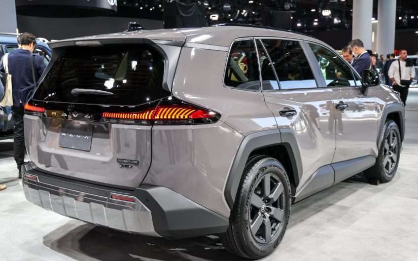 Toyota RAV4 2026 lộ thêm thông tin trước thềm ra mắt: Kích thước linh hoạt, có AWD và hybrid tiết kiệm nhiên liệu