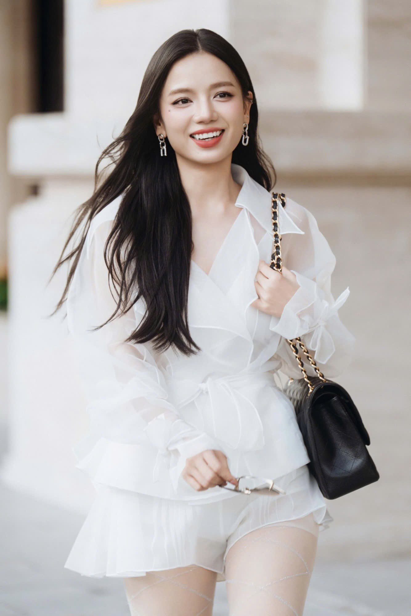 Lê Hạ Anh khoe gu thời trang sang trọng tại thành phố hoa lệ Paris