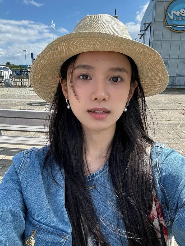 Nữ diễn viên màn ảnh Hoa ngữ chọn phong cách tối giản với váy trắng và mũ cói, hòa mình vào nét hoang sơ của vùng nông thôn Bắc Âu. Ảnh: Instagram nhân vật