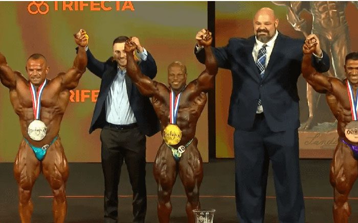 Vận động viên thể hình trong thật nhỏ bé bên Brian Shaw.