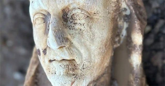 Phát hiện tượng Hercules cổ đại khi đang sửa ống nước ở Rome