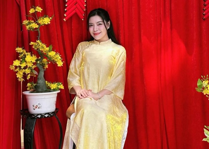 Lê Xuân Nghi thăng hạng nhan sắc với áo dài thanh lịch
