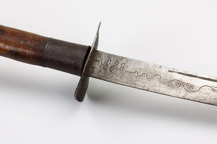 guom-cua-viet-nam-thoi-xua-9 Trên lưỡi gươm có khắc số 1887, đây có lẽ là năm mà thanh gươm này được rèn