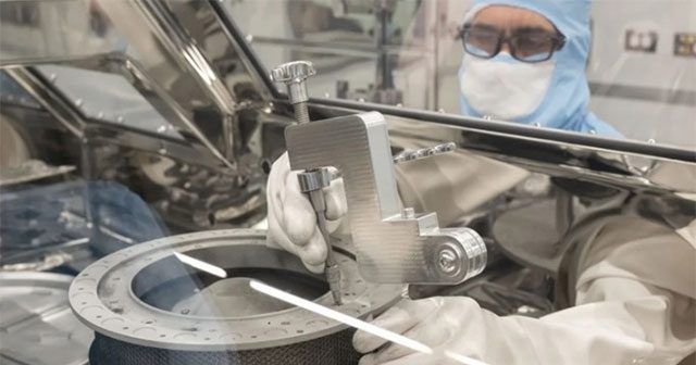 NASA mở nắp hộp mẫu vật tiểu hành tinh mắc kẹt nhiều tháng