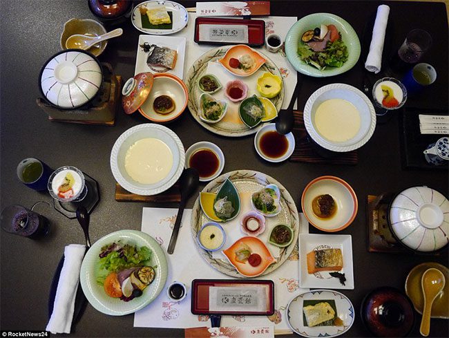 mon-an Nhà bếp của khách sạn luôn sẵn sàng phục vụ bữa ăn Miyama Kaiseki độc đáo.