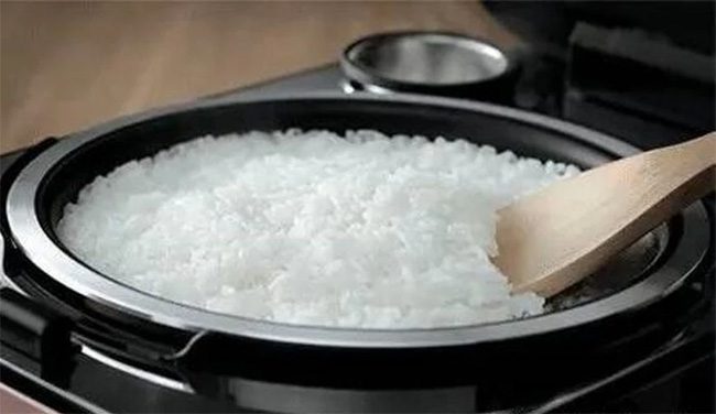 nau-com Cơm trắng là món ăn không thể thiếu trong mâm cơm mỗi gia đình.