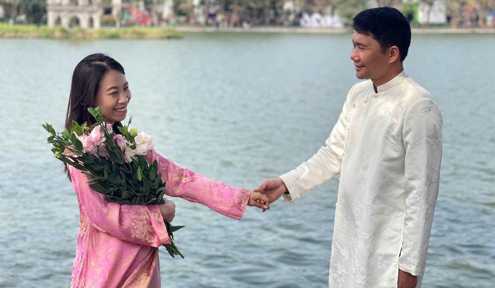 Hồ Gươm: Đông đúc người dân và du khách thăm quan những ngày đầu năm