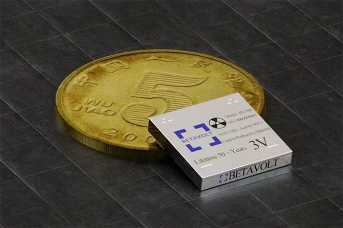 pin-hat-nhan Pin hạt nhân nhỏ hơn đồng xu, dùng trong 50 năm không sạc