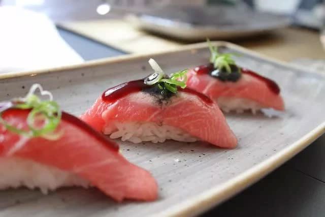 sushi-3 Khi mới ra đời, đặc trưng của nó là có cơm được bọc cùng với cá.