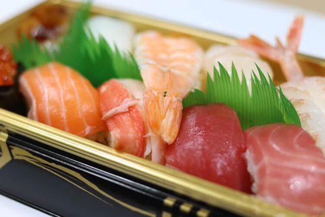 sushi-6 Miếng nhựa màu xanh này được dùng để bảo vệ hương vị tự nhiên của các thành phần