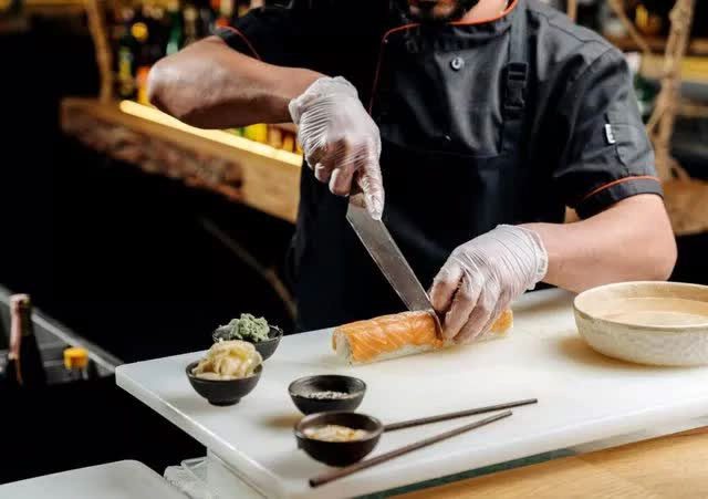 sushi-7 Có nhiều lý do khiến phụ nữ không được đứng sau quần sushi