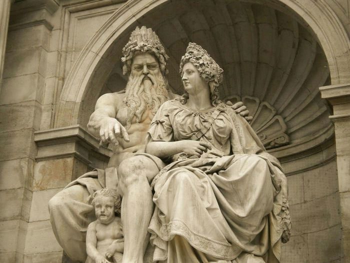 Thần Zeus và Hera được kể là hai anh em