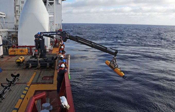 tim-kiem-may-bay-mh370 Trong nhiệm vụ tìm kiếm MH370, các chuyên gia phát hiện các mảnh vỡ đáng chú ý khác.