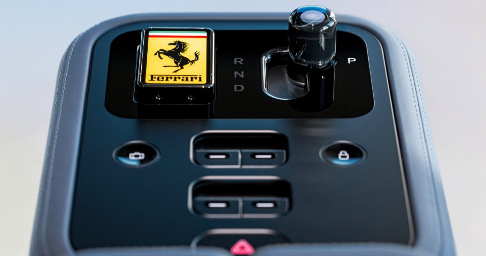 Ferrari Luce lộ diện nội thất viễn tưởng: Cuộc lột xác đầy mê hoặc từ cái bắt tay với "phù thủy" Apple