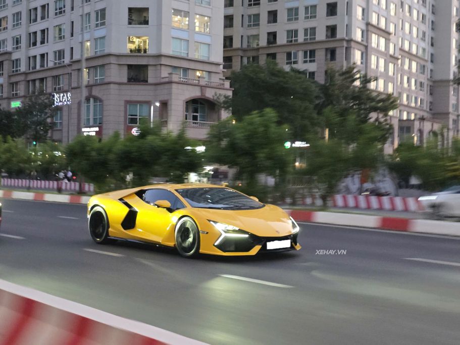 Lamborghini Revuelto hơn 44 tỷ đồng bất ngờ xuống phố, hé lộ danh tính chủ nhân kín tiếng tại Việt Nam