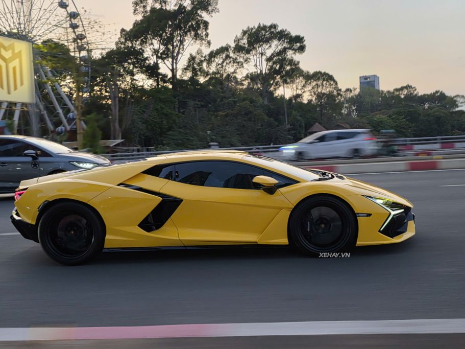 Lamborghini Revuelto hơn 44 tỷ đồng bất ngờ xuống phố, hé lộ danh tính chủ nhân kín tiếng tại Việt Nam