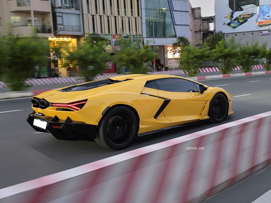 Lamborghini Revuelto hơn 44 tỷ đồng bất ngờ xuống phố, hé lộ danh tính chủ nhân kín tiếng tại Việt Nam
