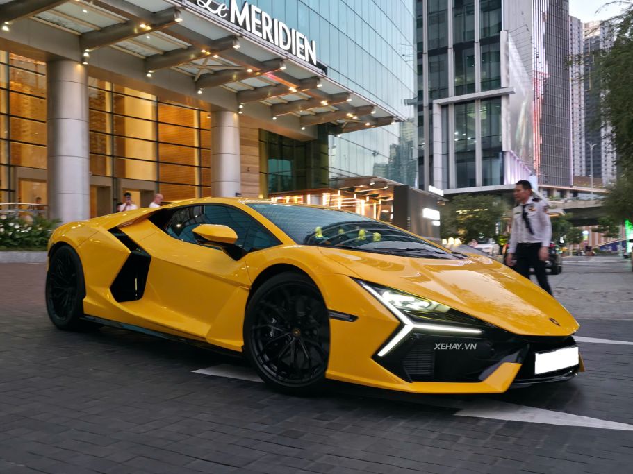 Lamborghini Revuelto hơn 44 tỷ đồng bất ngờ xuống phố, hé lộ danh tính chủ nhân kín tiếng tại Việt Nam