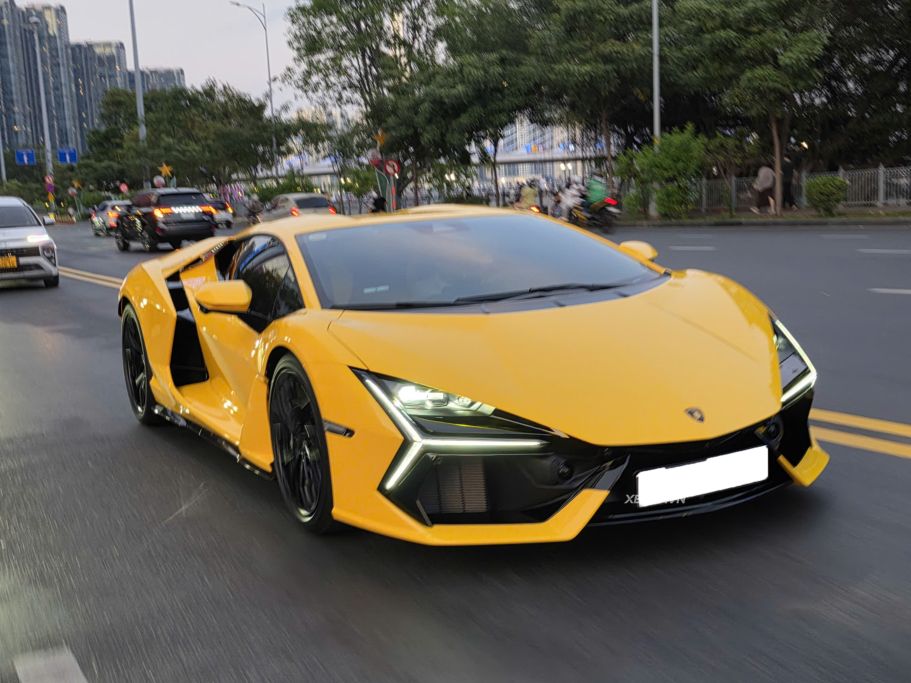 Lamborghini Revuelto hơn 44 tỷ đồng bất ngờ xuống phố, hé lộ danh tính chủ nhân kín tiếng tại Việt Nam