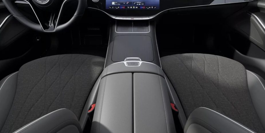 Nghịch lý Mercedes S-Class 2026: Ghế nỉ bỗng thành hàng hiệu, giá đắt hơn cả nội thất da