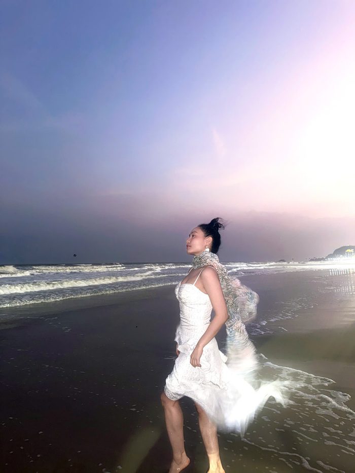 Tú Hồ dạo bước chậm rãi bên bờ biển, tận hưởng làn gió mát và không khí trong lành của Vũng Tàu. Ảnh: NVCC