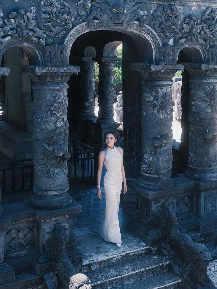 Hoa hậu Nguyễn Cao Kỳ Duyên tạo dáng giữa không gian kiến trúc, nổi bật trong thiết kế ôm sát tông trắng. Ảnh: Instagram nhân vật