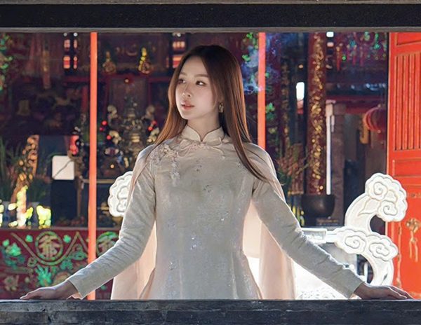 Hoa hậu Bảo Ngọc duyên dáng trong tà áo dài ngày Xuân