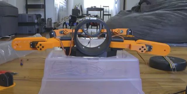 cach-giup-ran-moc-them-chan-1 Bản thân robot bao gồm 4 chân, mỗi chân có 3 khớp và hai servo.