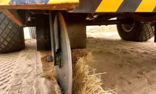 Cỗ xe này được thiết kế để giúp người dân ở vùng sa mạc quản lý cát, trồng cây.