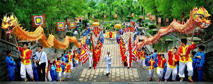 Cứ vào ngày mồng 10 tháng 3 âm lịch là người người lại nô nức hướng về Đền Hùng để dâng lễ, thắp hương. Cứ vào ngày mồng 10 tháng 3 âm lịch là người người lại nô nức hướng về Đền Hùng để dâng lễ, thắp hương.