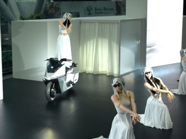 OMOWAY – “The Tesla of Two-Wheelers” ra mắt xe máy điện tự cân bằng đầu tiên trên thế giới