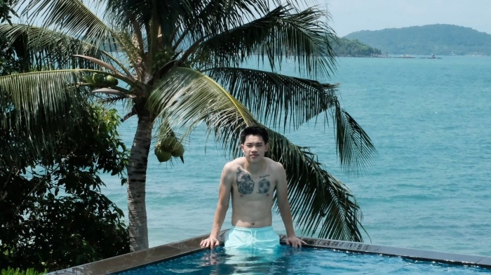 Cầu thủ Đình Bắc khoe body 6 múi cực nét trong chuyến du lịch tại Phú Quốc