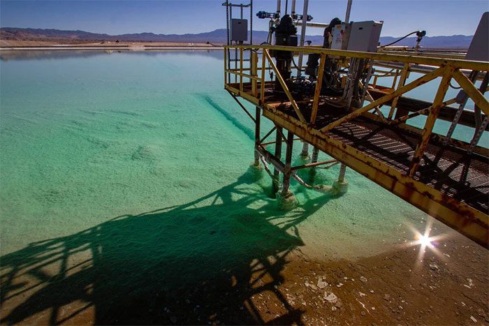 mo-lithium-silver-peak-2 Mỏ bơm nước muối lên bề mặt và chuyển nước muối đó vào một loạt ao nông để bay hơi.