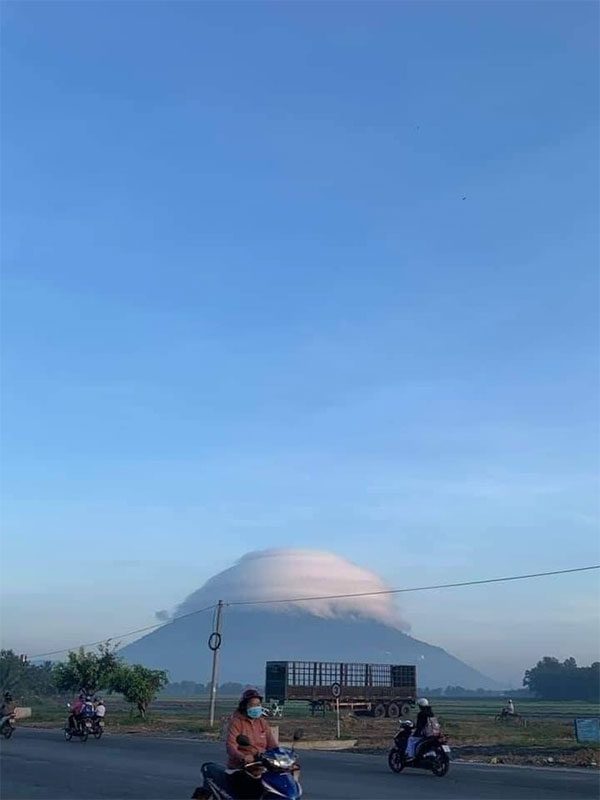 Núi Bà Đen từng nhiều lần xuất hiện hiện tượng đám mây cuồn cuộn vần vũ hình "đĩa bay"