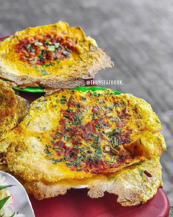 Thưởng thức bánh ép giòn giòn tại quán ăn ngon rẻ ở Huế