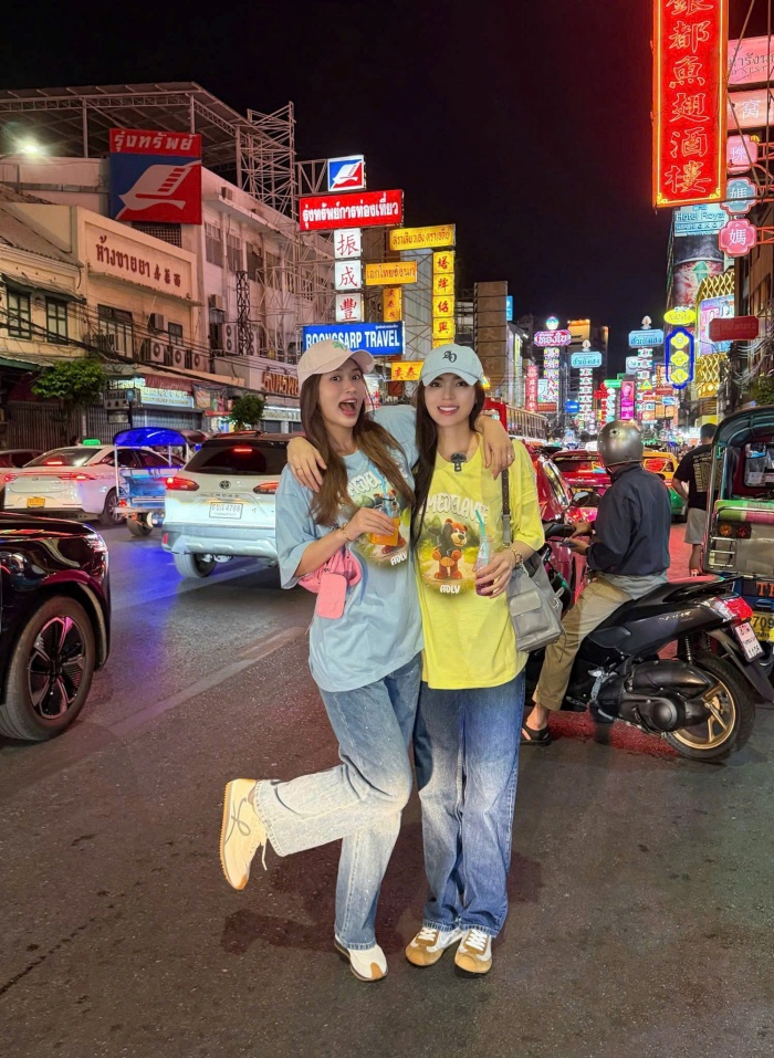 Nàng hậu thường chọn các chất liệu nhẹ như cotton, lụa mỏng, vừa thoải mái khi di chuyển, vừa tạo hiệu ứng bay nhẹ khi chụp ảnh. Song, cô nàng cũng tiết chế phụ kiện, chỉ nhấn nhá bằng kính râm dáng nhỏ, túi cói hoặc sandal tối giản. Chính sự “ít mà đủ” này giúp tổng thể không bị rối mắt, giữ được tinh thần nghỉ dưỡng đúng nghĩa. 