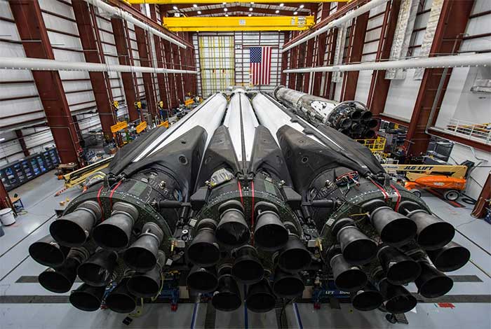 ten-lua-falcon-heavy Tên lửa Falcon Heavy của SpaceX với 27 động cơ siêu khủng có thể nâng gần 64 tấn lên LEO.