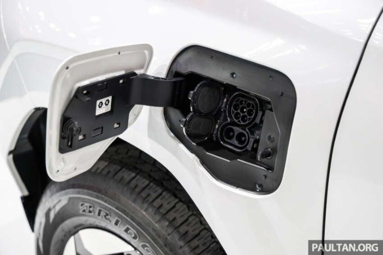 Toyota Hilux thế hệ mới ra mắt tại BIMS 2026: Bản EV đi được 240km/sạc, khả năng lội nước sâu 700 mm