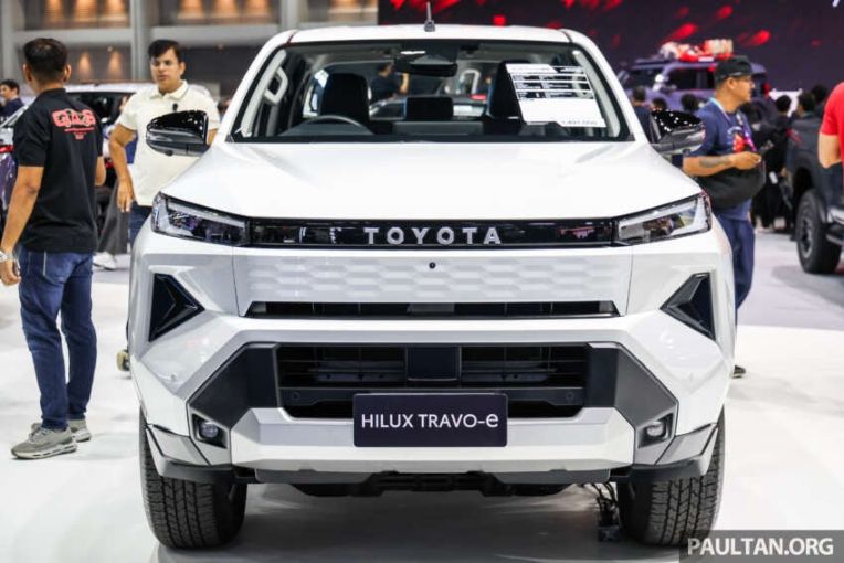 Toyota Hilux thế hệ mới ra mắt tại BIMS 2026: Bản EV đi được 240km/sạc, khả năng lội nước sâu 700 mm