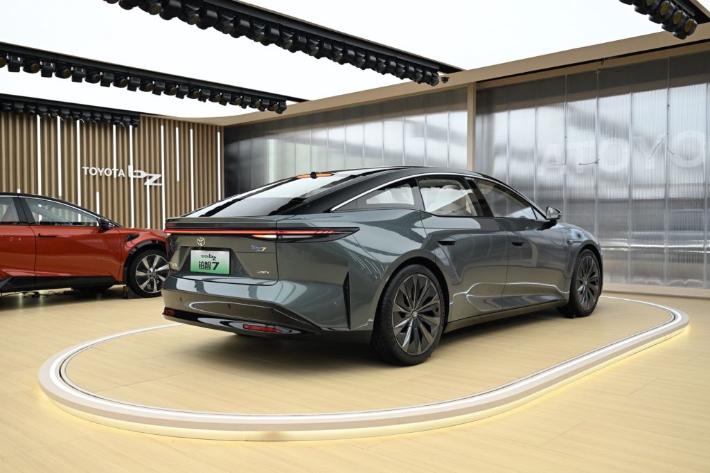 Toyota nhận đặt hàng mẫu bZ7: Sedan điện sở hữu hệ điều hành Huawei, đi 700 km/sạc