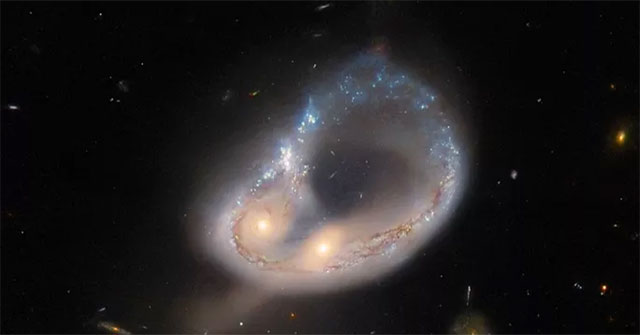 Ảnh sốc từ NASA/ESA: "Cửa sổ" vượt thời gian 2 tỉ năm cho chúng ta?