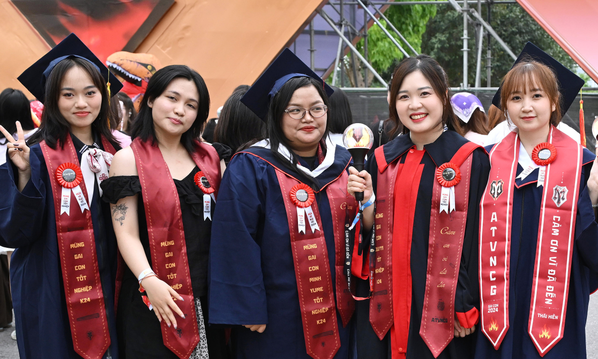 Fan mặc áo dài, trang phục tốt nghiệp dự concert 'Anh trai vượt ngàn chông gai'