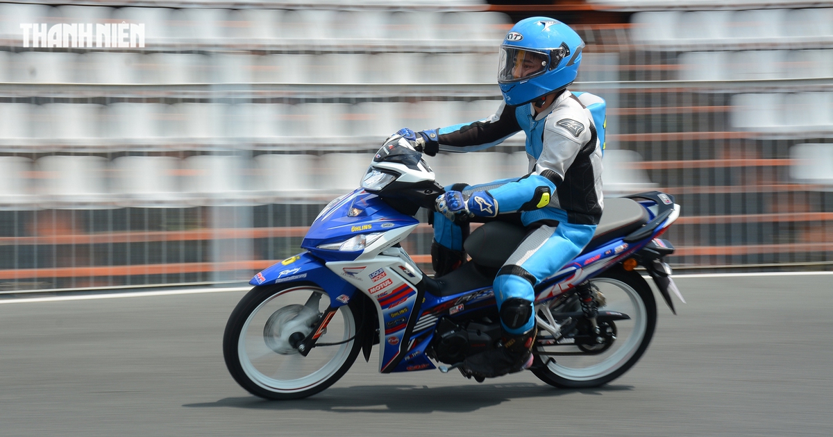 Giá bán cao hơn SH 125i, xe máy số Honda Dash 125 có gì hút khách Việt?